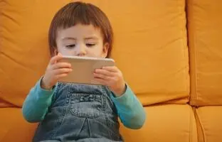 3 مهارت مهمی که باید برای استفاده از ابزارهای رسانه ای به کودک آموزش دهیم