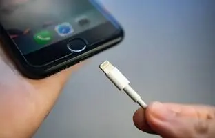 (ویدئو) آتش گرفتن آیفون به هنگام شارژ