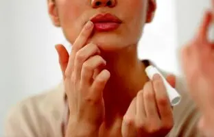 خداحافظی با خشکی و ترک لب؛ معرفی بهترین مارک بالم لب