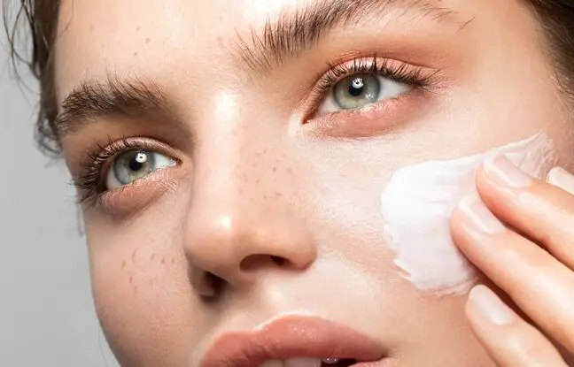 راهنمای خرید قوی ترین کرم ضد لک برای انواع پوست