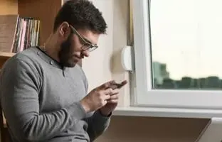 با گردن خم به موبایل و تبلت خیره نشوید