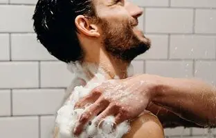 راهنمای خرید بهترین شامپو بدن برای پوست خشک