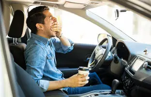 کدام خوراکی‌ها شما را موقع رانندگی بیدار نگه می‌دارند؟