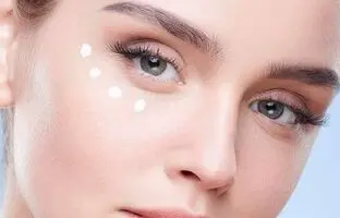 تیرگی و پف دور چشم را با این کرم ها برطرف کنید