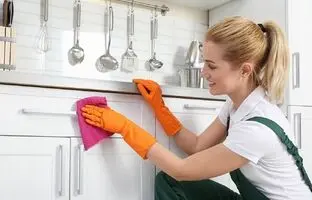 بهترین پاک کننده کابینت های چوبی برای خانه تکانی عید