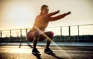(ویدئو) تأثیر شگفت انگیز حرکت اسکوات در آب کردن چربی دور ران