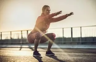 (ویدئو) تأثیر شگفت انگیز حرکت اسکوات در آب کردن چربی دور ران