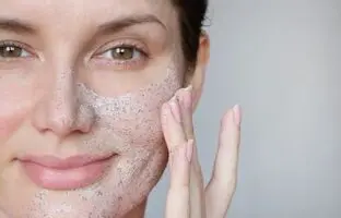 بهترین کرم های لایه بردار برای پوست چرب و جوش دار
