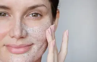 بهترین کرم های لایه بردار برای پوست چرب و جوش دار