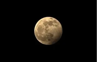 (ویدئو) ماه گرفتگی شب گذشته در تهران، قزوین و بیرجند