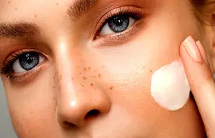 پاسخ کوتاه راهنماتو| کرم ضد آفتاب بی رنگ بهتر است یا رنگی؟