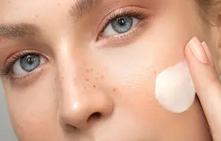 پاسخ کوتاه راهنماتو| کرم ضد آفتاب بی رنگ بهتر است یا رنگی؟