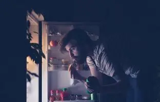 چرا در نیمه شب گرسنه می‌شویم؟