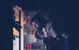 چرا در نیمه شب گرسنه می‌شویم؟