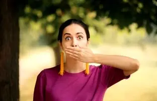 چرا سکسکه می‌کنیم و چطور می‌توانیم جلوی آن را بگیریم؟