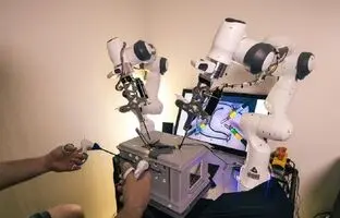 ربات چهار دست جراح به زودی جایگزین تیم جراحی می شود