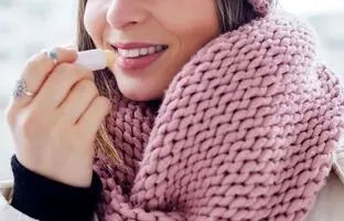 بهترین بالم لب بی رنگ برای درمان خشکی لب