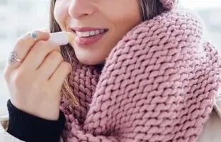 بهترین بالم لب بی رنگ برای درمان خشکی لب