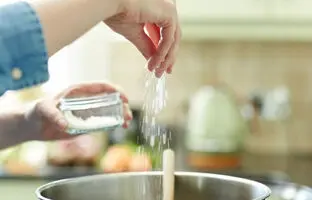 چگونه غذا را بدون نمک مزه‌دار کنیم؟