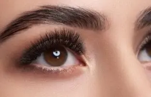 ترفندهایی ساده و کاربردی برای تقویت و پرپُشت کردن مژه ها