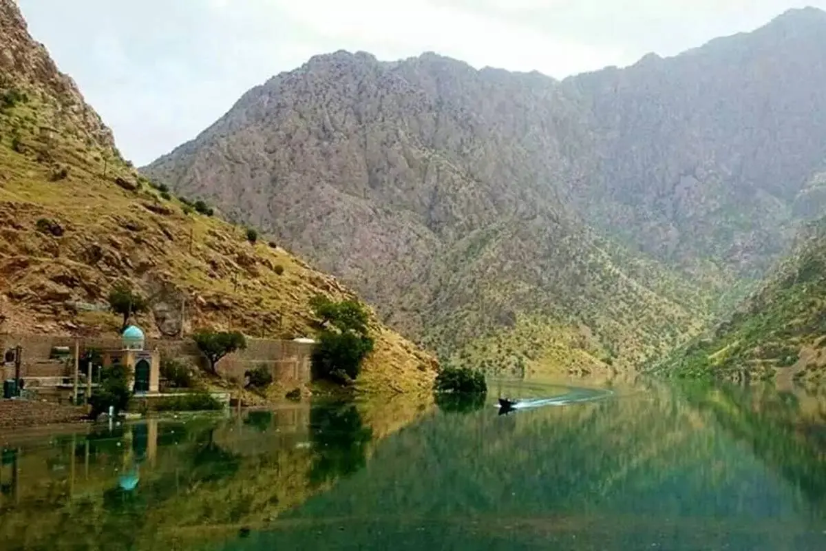 (ویدئو) این بار دو موجود عجیب در دریاچه سد هجیج پاوه دیده شد