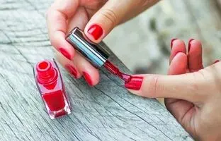 10 اشتباهات رایج که هنگام لاک زدن مرتکب می شویم