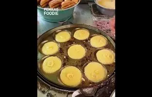 (ویدئو) غذاهای مشهور خیابانی؛ با سلطان پنکیک های موزی مالزی آشنا شوید!