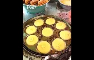 (ویدئو) غذاهای مشهور خیابانی؛ با سلطان پنکیک های موزی مالزی آشنا شوید!