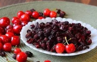 3 روش کاربردی برای خشک کردن آلبالو در خانه