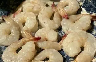 (ویدئو) غذاهای مشهور خیابانی؛ نان شاه میگو در تایلند!