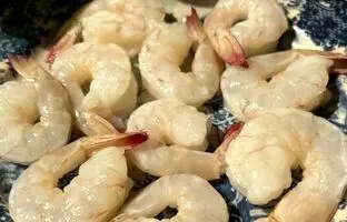 (ویدئو) غذاهای مشهور خیابانی؛ نان شاه میگو در تایلند!