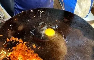 (ویدئو) غذاهای مشهور خیابانی؛ املت کشمیری با یک کیلو ادویه تند!