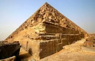 (ویدئو) کشف یک سنگ عجیب در نزدیکی هرم بزرگ مصر توسط یک گردشگر