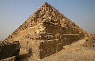 (ویدئو) کشف یک سنگ عجیب در نزدیکی هرم بزرگ مصر توسط یک گردشگر