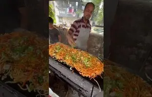 (ویدئو) غذاهای مشهور خیابانی؛ نودل دانشجویی بمبئی!
