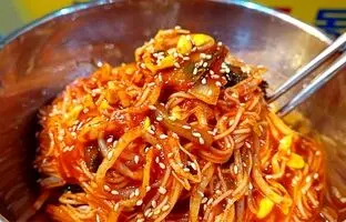(ویدئو) غذاهای مشهور خیابانی؛ مشهورترین نودل خیابانی کُره ای