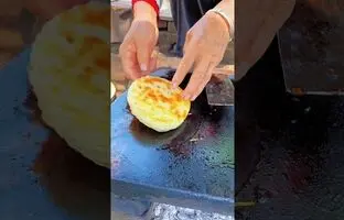 (ویدئو) غذاهای مشهور خیابانی؛ به عمرتون همچین برگری ندیده بودید!