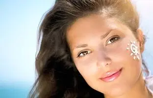 برای محافظت از پوست در برابر اشعه ماوراء بنفش چه ضد آفتابی بزنیم؟
