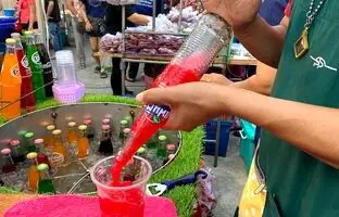 (ویدئو) غذاهای مشهور خیابانی؛ نوشابه شیشه ای تگری تایلندی به سبک اهواز و آبادان