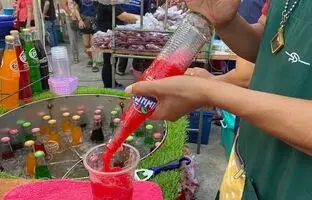 (ویدئو) غذاهای مشهور خیابانی؛ نوشابه شیشه ای تگری تایلندی به سبک اهواز و آبادان