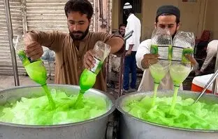 (ویدئو) پاکولا؛ یک نوشیدنی تگری پاکستانی با ترکیب عجیب یخ، شیر و نوشابه!