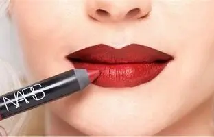 این ۵ اشتباهو موقع رژلب زدن انجام نده!