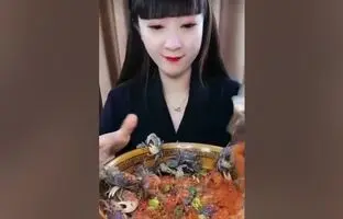 (ویدئو) دردسر بامزه یک زن چینی با فرار خرچنگ های زنده از بشقاب غذایش!