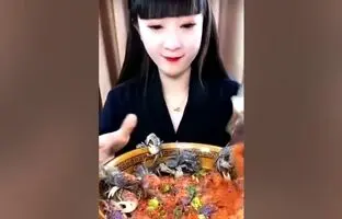 (ویدئو) دردسر بامزه یک زن چینی با فرار خرچنگ های زنده از بشقاب غذایش!