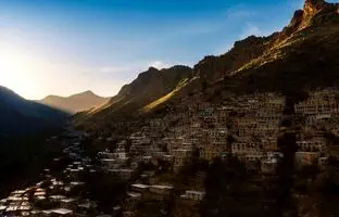 (ویدئو) نمایی حیرت انگیز از منطقه اورامان تخت در شب و روز