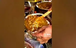 (ویدئو) هندی ها گوشت و نخود کوبیده دیزی رو اینجوری سرو میکنن!