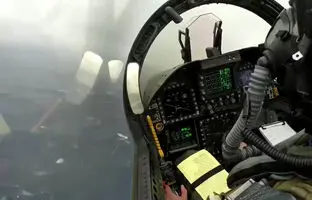 (ویدئو) فرود زیبای جنگنده F-18 روی ناو هواپیمابر در هوای بارانی!