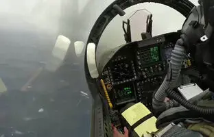 (ویدئو) فرود زیبای جنگنده F-18 روی ناو هواپیمابر در هوای بارانی!