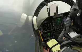 (ویدئو) فرود زیبای جنگنده F-18 روی ناو هواپیمابر در هوای بارانی!