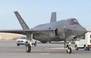 (ویدیو) تصاویر جذاب پرواز جنگنده F-35 از ارتفاع پایین بالای اتوبان